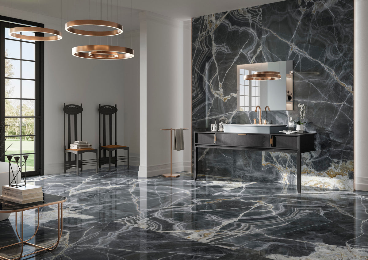Marmi Maxfine Black Onyx posé dans un séjour