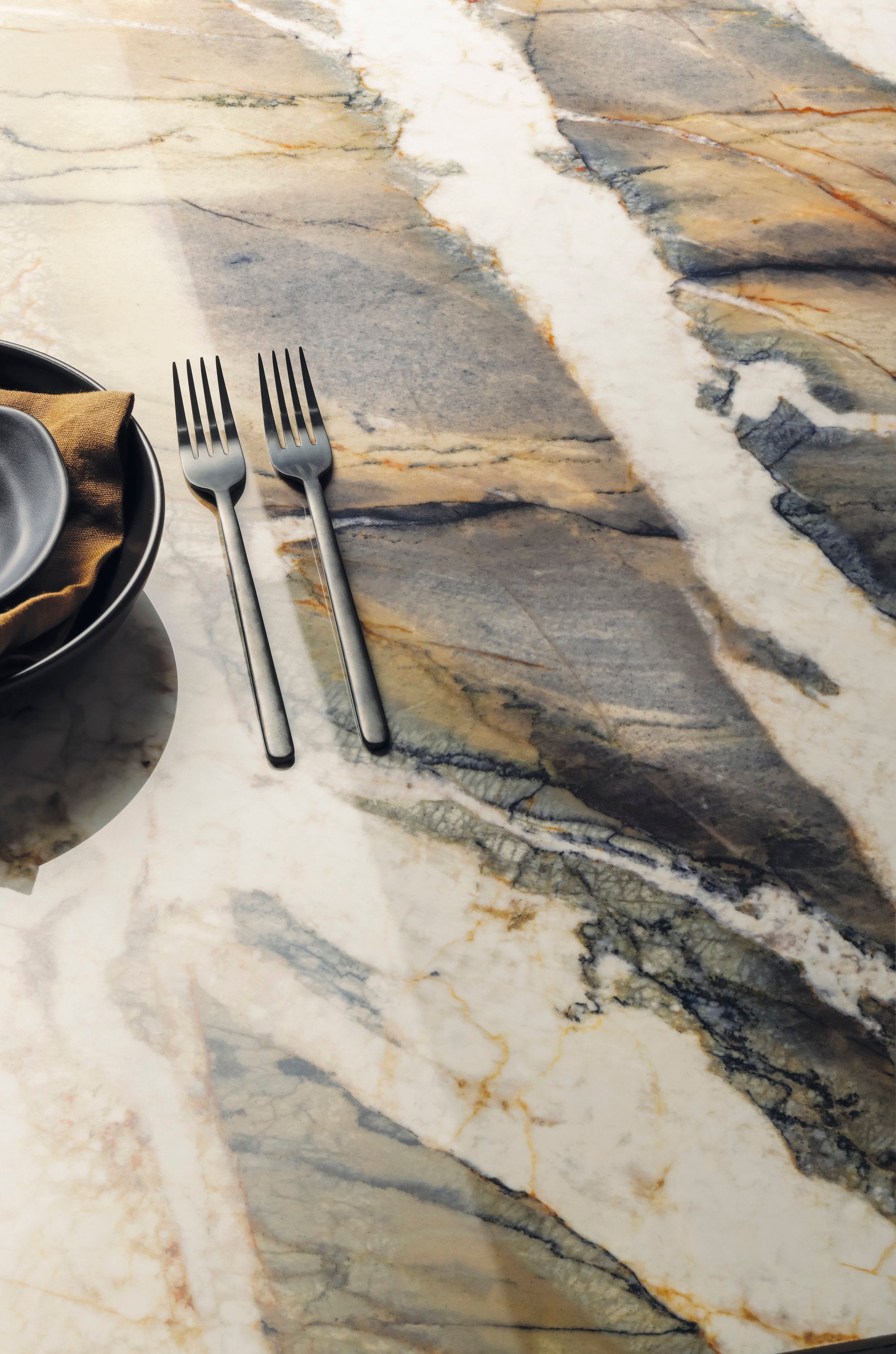 Marmi Maxfine Blue Tempest posé dans une cuisine