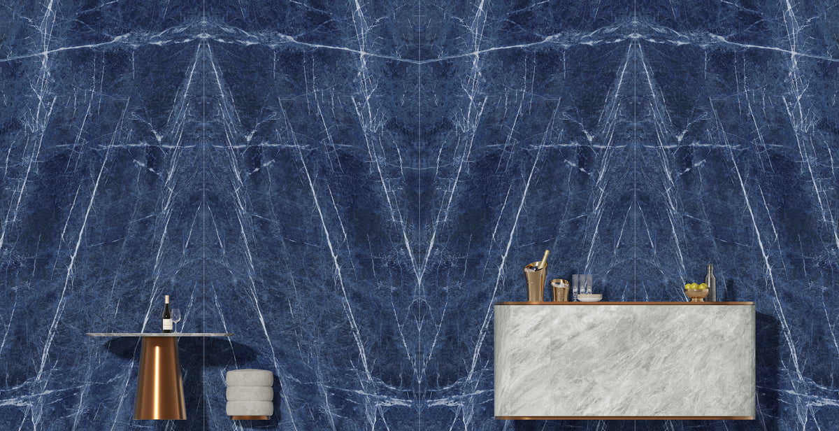 Marmi Maxfine Brazilian Blue posé dans une pièce intérieure