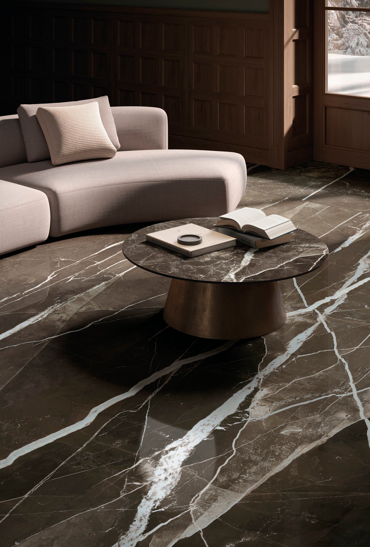 Marmi Maxfine Calacatta Black posé dans un séjour