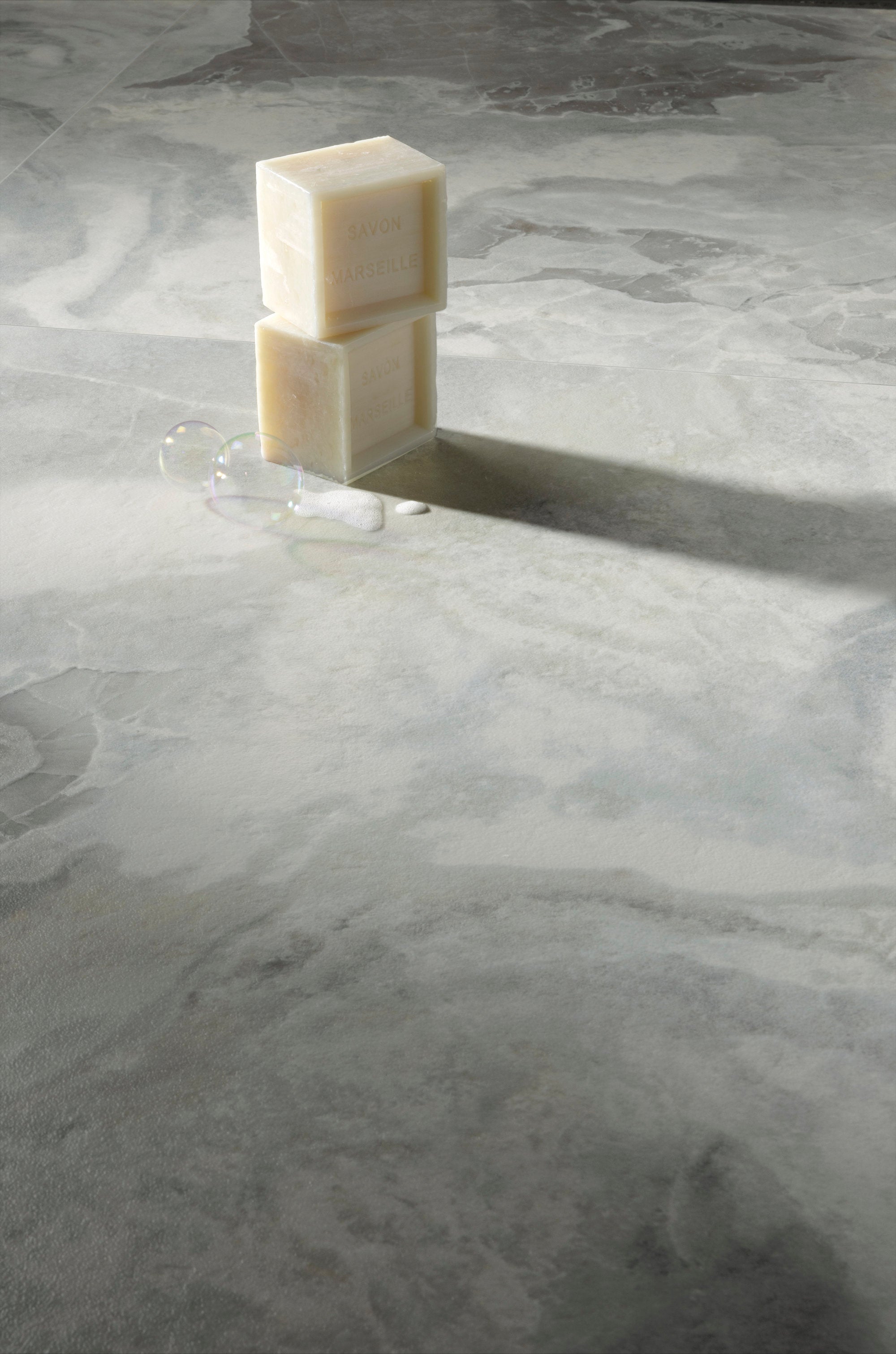 Marmi Maxfine Oyster posé dans une salle de bains
