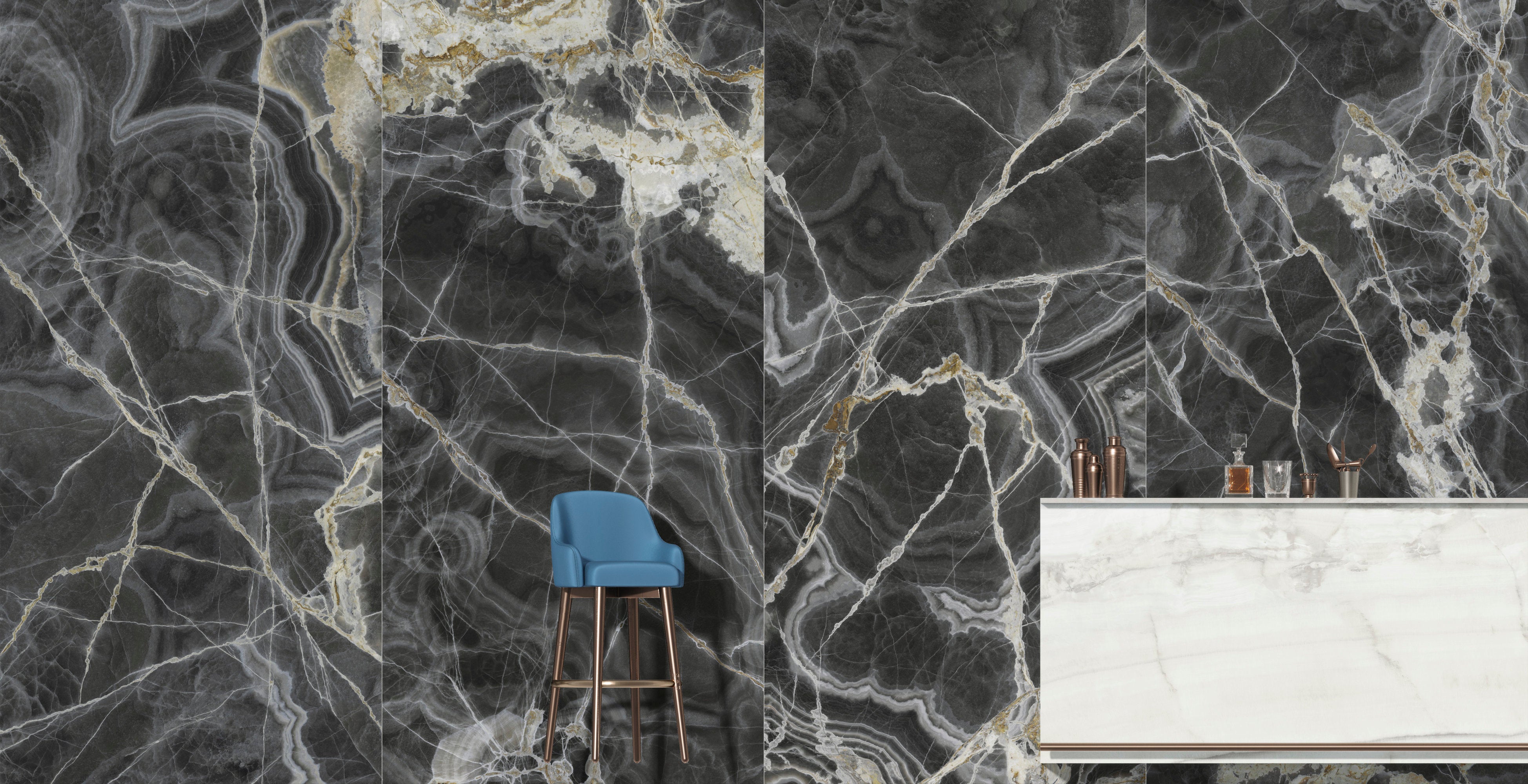Marmi Maxfine Black Onyx posé dans une pièce intérieure