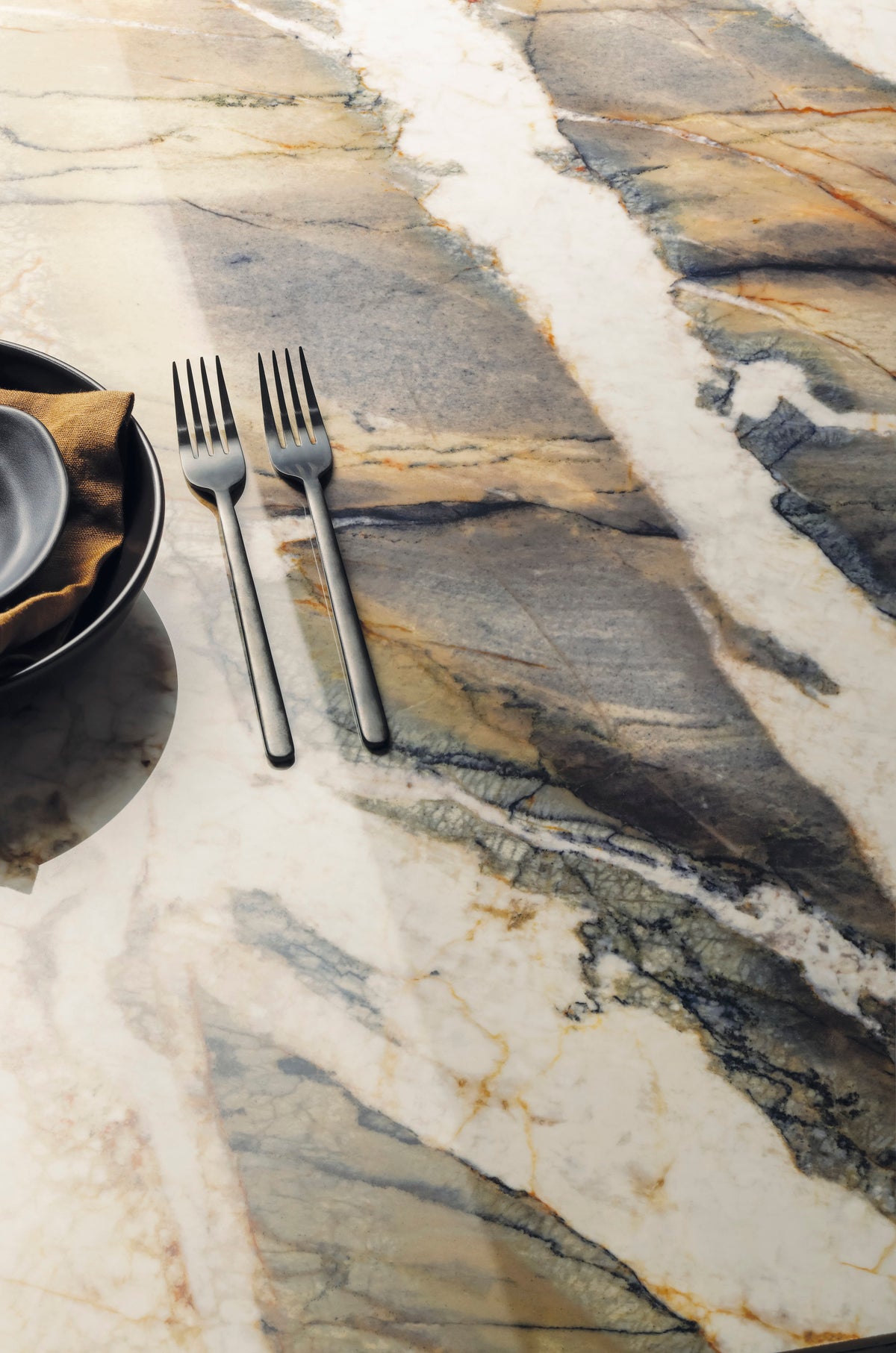 Marmi Maxfine Blue Tempest posé dans une cuisine