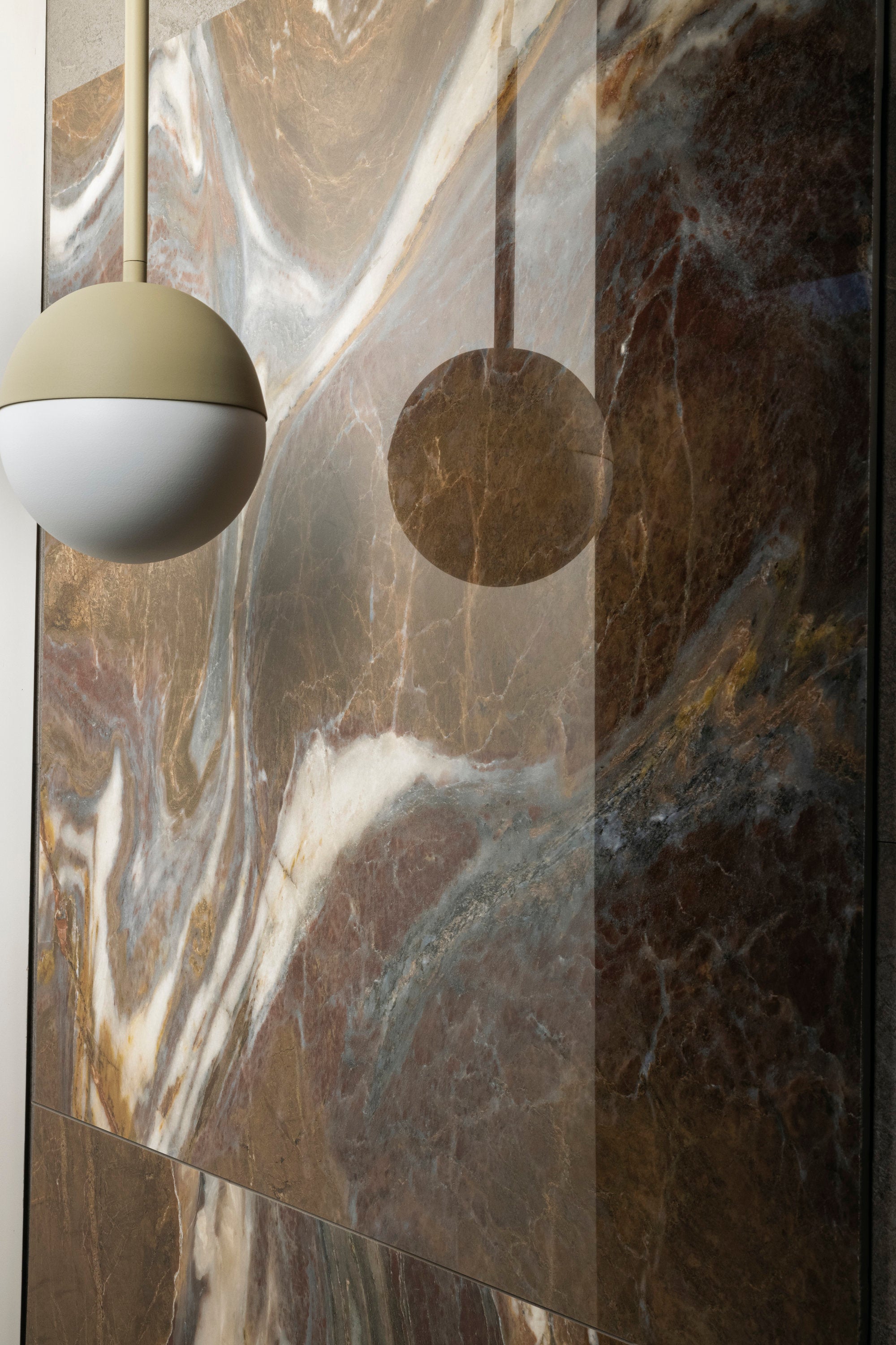 Marmi Maxfine Brown Fusion posé dans un séjour