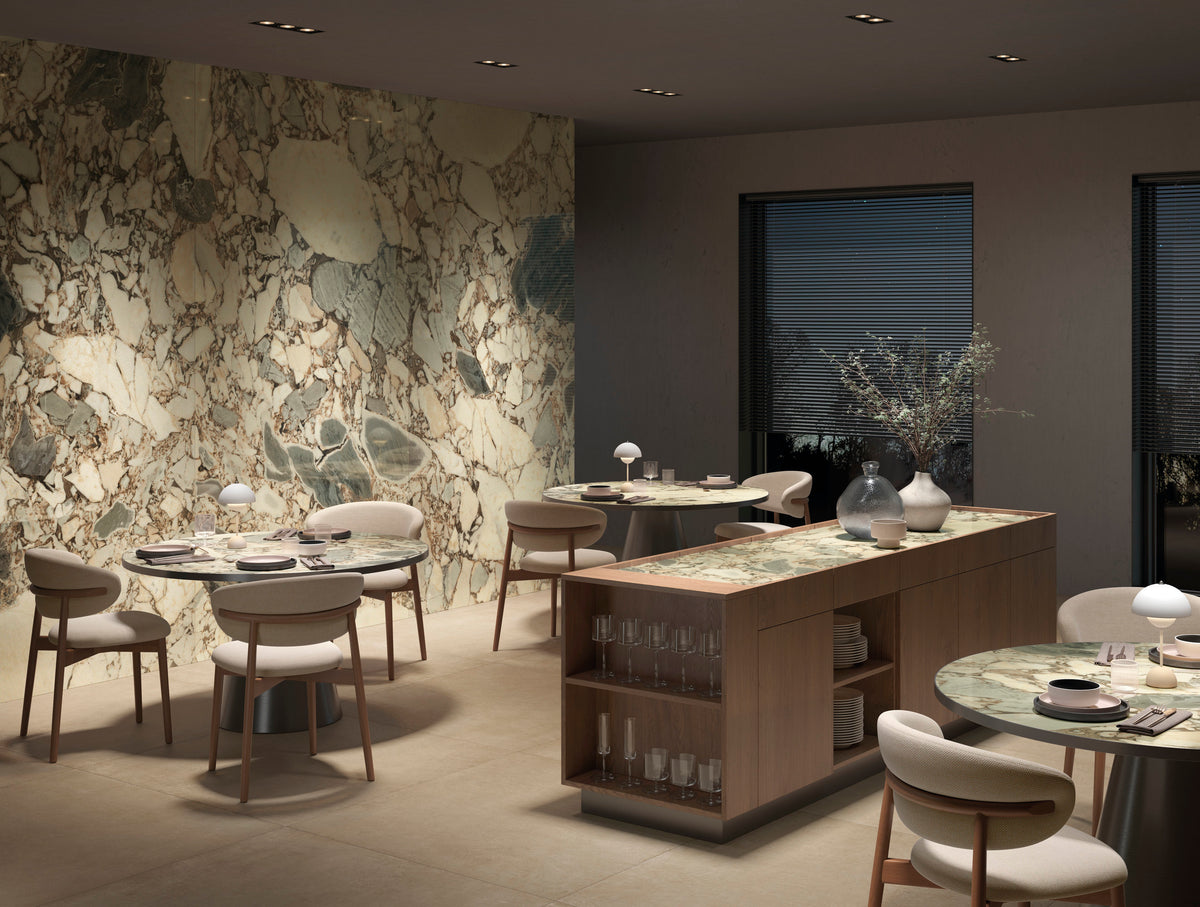 Marmi Maxfine Ocean Storm posé dans un restaurant