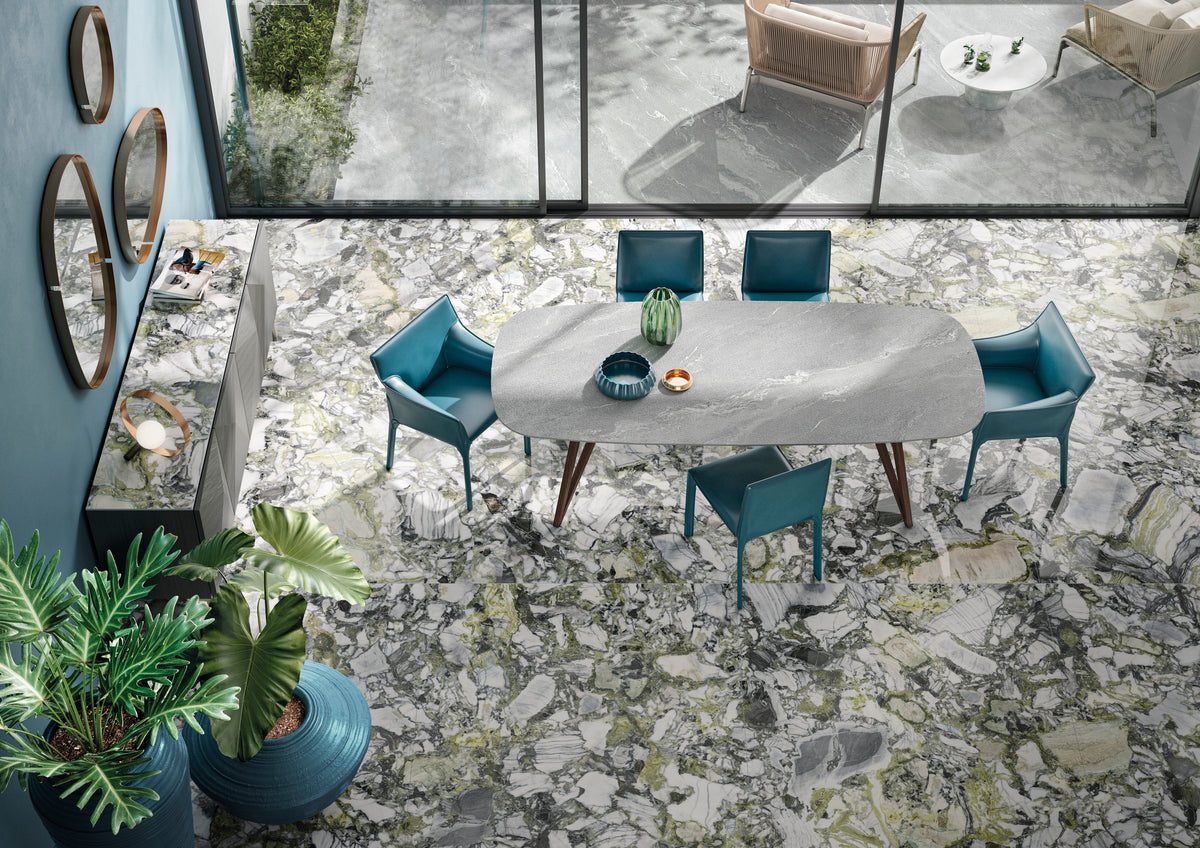 Marmi Maxfine Ocean White posé dans un séjour