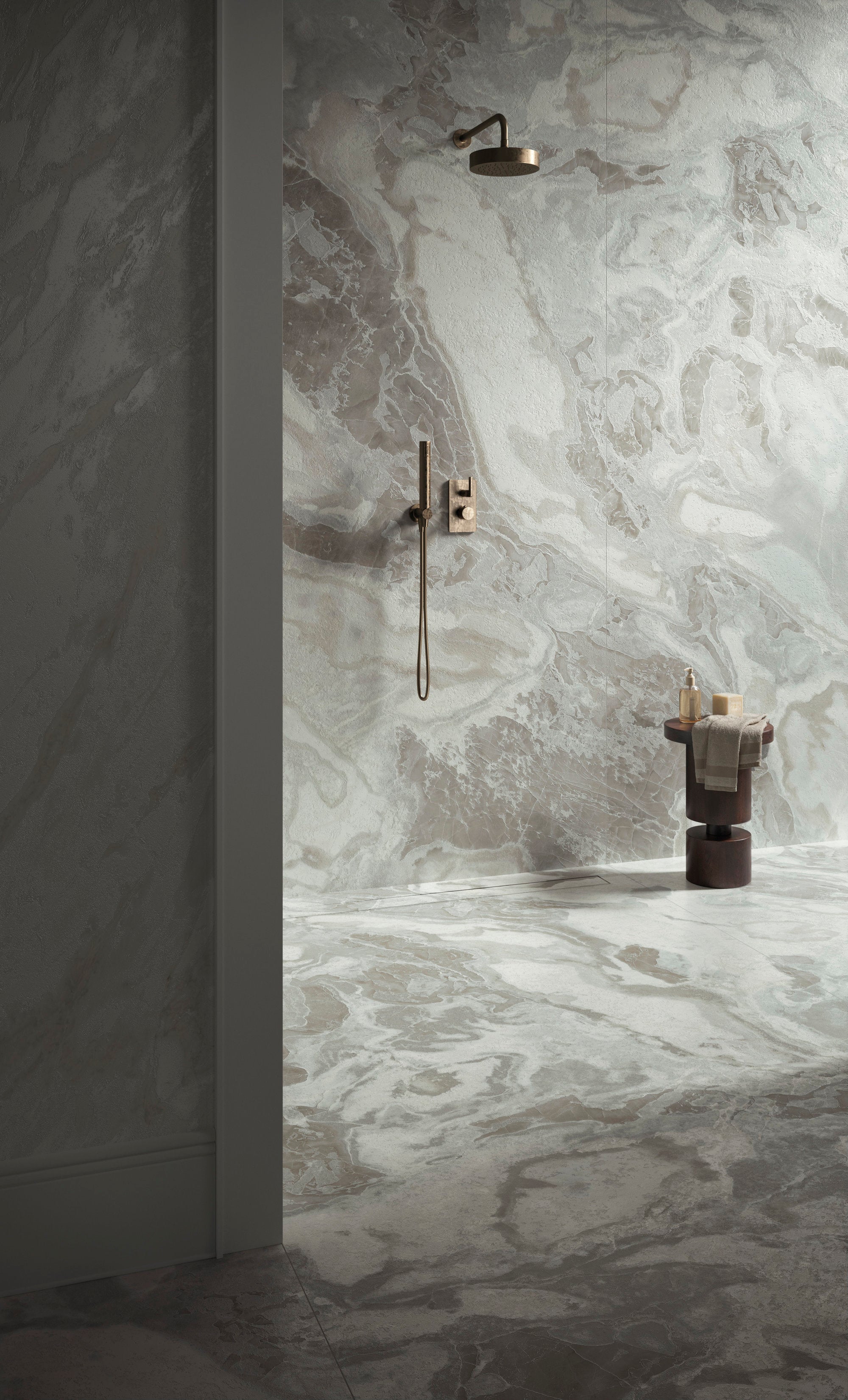 Marmi Maxfine Oyster posé dans une salle de bains