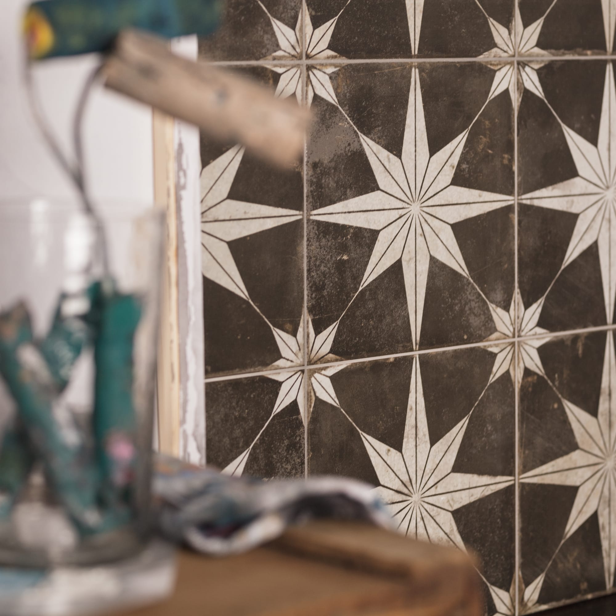 Carrelage Vintage effet Carreau ciment Etoile Blanche et Fond Noir 45x45x0,95 cm Sparta - Sol et mur intérieur Peronda